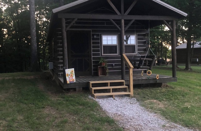 Furnished cozy cabin open all year, near Taswell minutes from Patoka Lake