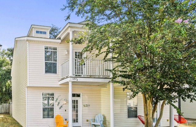 Two Gulfport Side-by-Side Townhomes ONE BLOCK to BEACH, 6 bedrooms & 6 bath