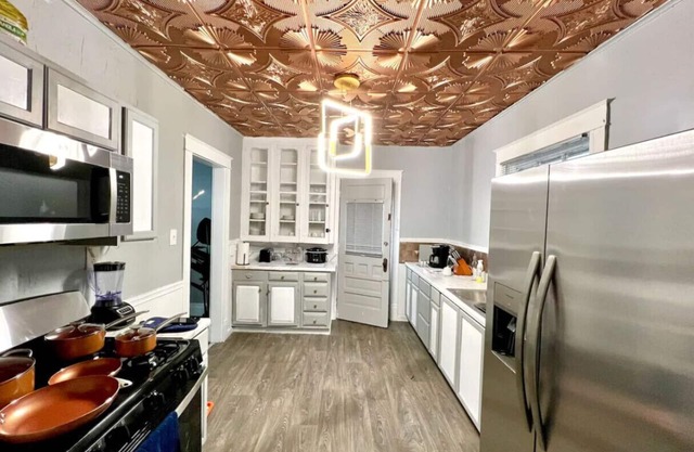 Two Homes, 5 Min to Falls, Sleeps 20, 4 Min Apart