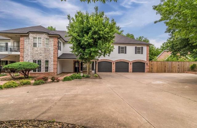Two houses, 7 bedrooms, 3 King beds, 7400 sq ft.
