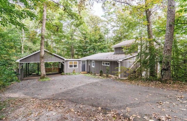 Two Houses-Minutes to Downtown/HotTub/Dog-Friendly/2-Bedroom/2-bath!