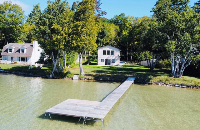 Two Lake Front Cottages! Dune View and Little Glen Cottage - Dog Friendly with T