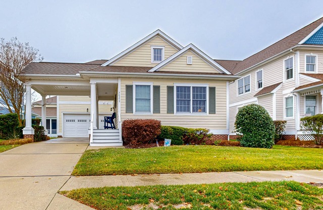 Two-level Bayside Resort house with heated pool, hot tub, fireplace & AC