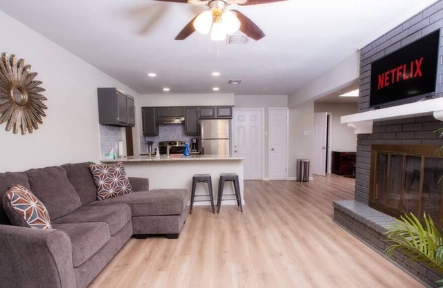 *Two Master Bedrooms* Two Kitchens