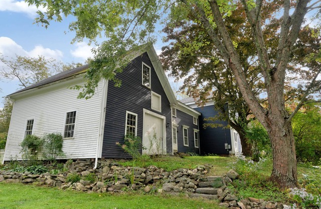 Two minutes from the water! Cozy Colonial farmhouse with modern amenities