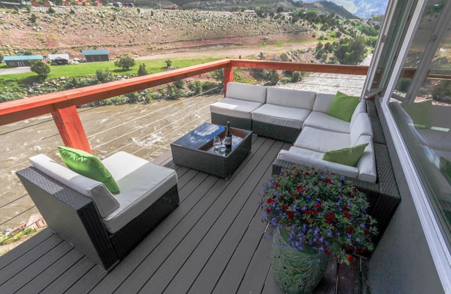 Deux minutes de Yellowstone Park avec accès privé à la rivière, 30 pieds. terrasse et barbecue.