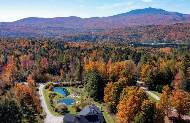 Hot tub, sauna, bar, two ponds, 18 acres!