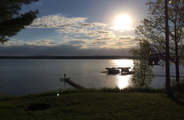 Deux cabanes pittoresques avec une vue imprenable sur le lac Metonga