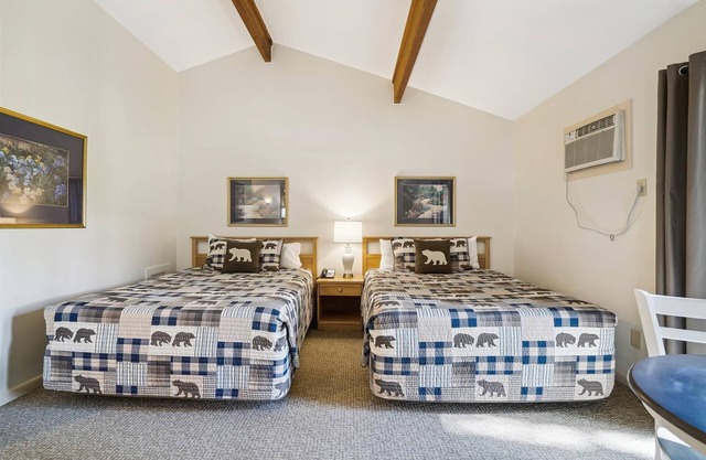 Chambre d'hôtel standard de luxe avec deux lits queen au 2e étage avec piscine chauffée