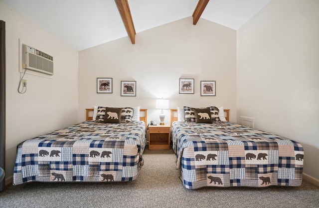 Chambre d'hôtel standard de luxe avec deux lits queen au 2e étage avec piscine chauffée