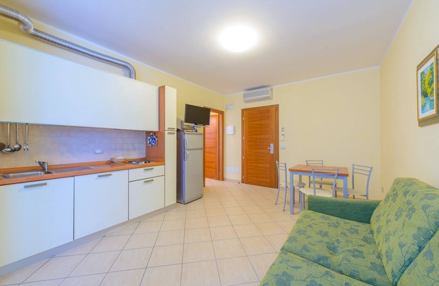 SUITE DEUX PIECES N ° 5, A 20 METRES DE LA MER, MEUBLEE AVEC PARKING PRIVE.