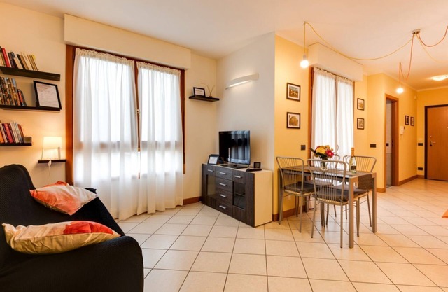 Lumineux appartement de deux pièces avec garage et ascenseur entre la gare et le centre