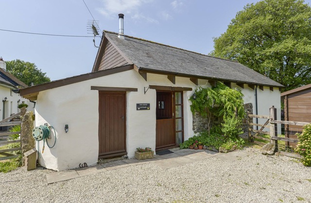TWO SHOES COTTAGE, pet friendly, with open fire in Sourton Down
