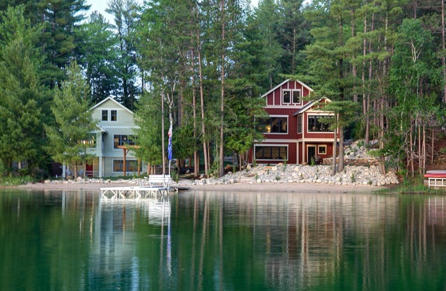 Trois maisons de luxe au bord du lac côte à côte avec quai, plage de sable, bains à remous, SUP