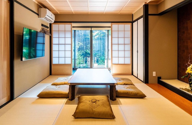 Two stops from Kyoto Station 5 minutes walk from / Kyoto Kyōto