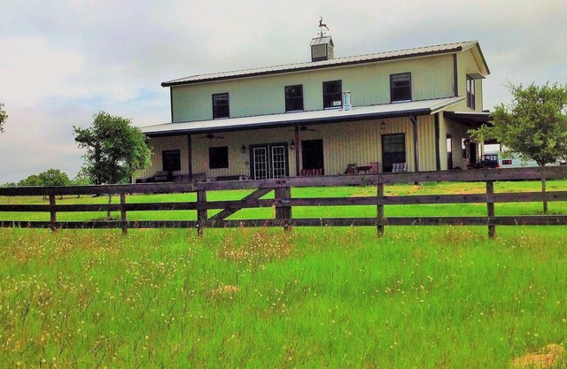 Nouvelle maison Ranch à deux étages avec vue sur le lac sur 160 acres