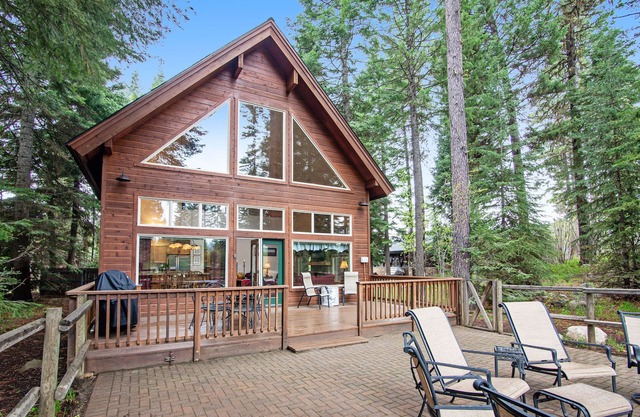 Two-Story Golf Course Home w/ WiFi, Deck, Fireplace, Shared Hot Tub/Pool/Sauna