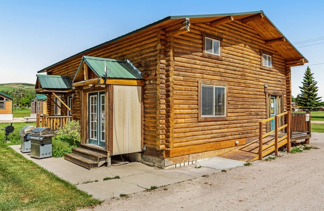 Lodge de deux étages avec grande salle à manger, WiFi, près des terrains de sport partagés