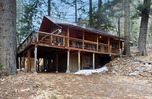 Two-story log home w/loft, lake views, wood stove, furnished deck + beach access