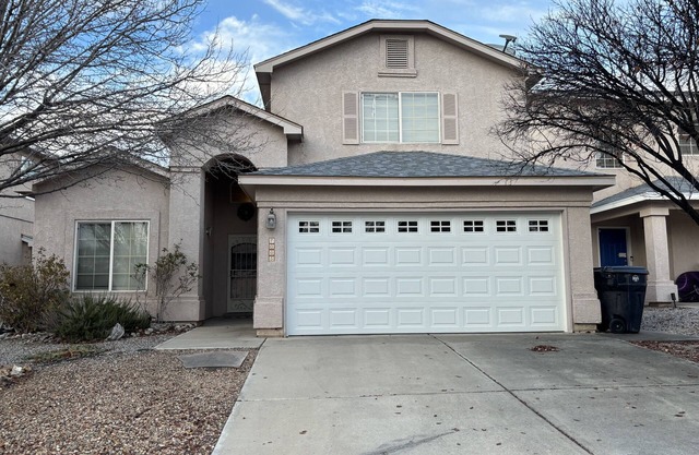 Two-story, three-bedroom casa less than 2 miles from Albuquerque Balloon Fiesta!