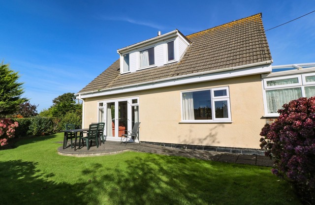 DEUX TROIS, familial et convivial, avec un jardin dans Rosudgeon, Réf 30482
