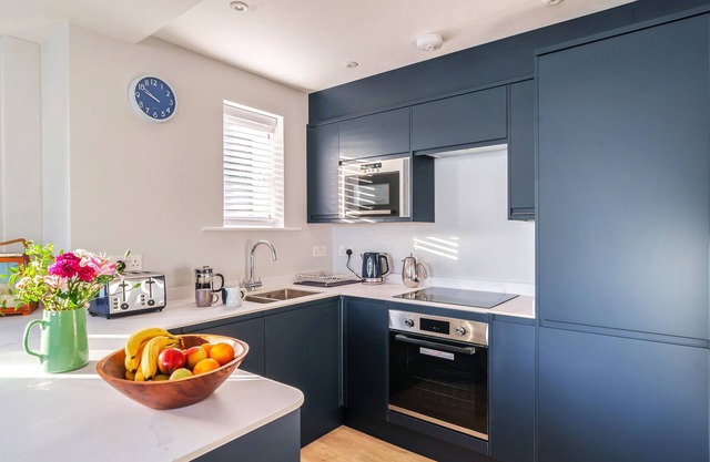 TWO TIDES, pet friendly, character holiday cottage in Langstone