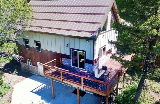 Two Top Stop - Newly built cabin, 16m from Yellowstone, across from Henry's Lake