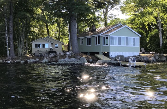* Deux * camps riverains sur le lac Sebago