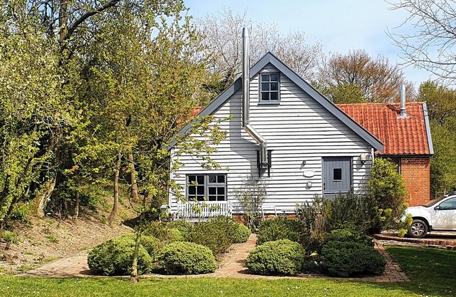 TWOSOME, pet friendly, character holiday cottage in Halesworth
