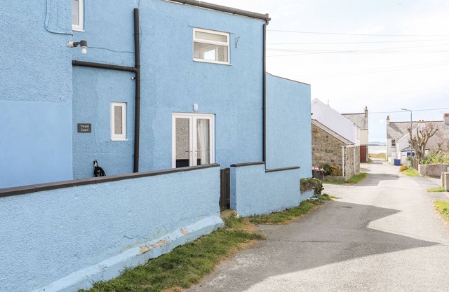TWYNI CANOL, pet friendly, country holiday cottage in Rhosneigr