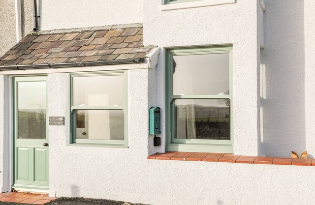 Ty ar Ben Bryn, RHOSNEIGR