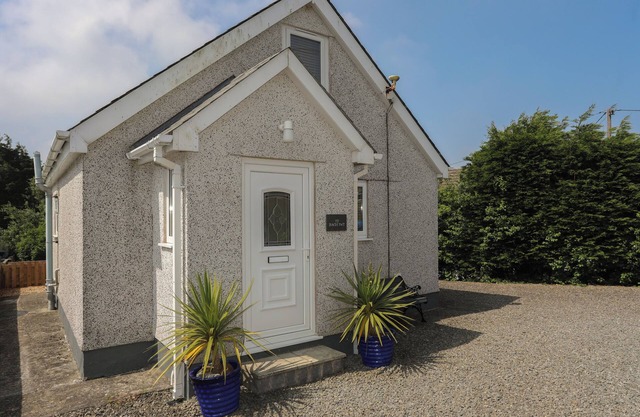 TY BACH TWT, pet friendly, character holiday cottage in Amlwch