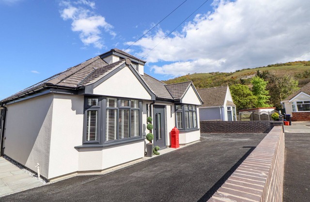 TY BLODAU, pet friendly, with hot tub in Prestatyn