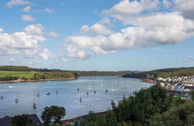 TY BRYN ADDA, pet friendly, character holiday cottage in Y Felinheli