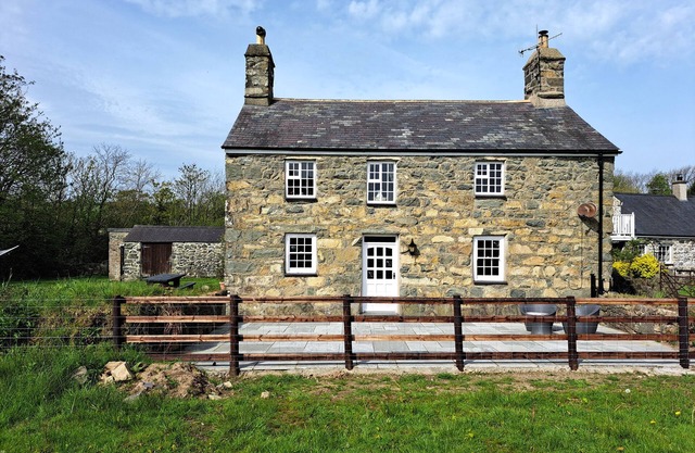 TY BWLCYN, pet friendly, with open fire in Nefyn