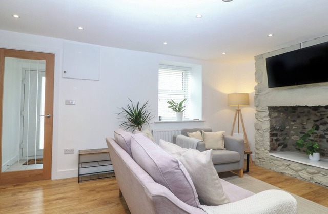 TY CERRIG, pet friendly, character holiday cottage in Bethesda