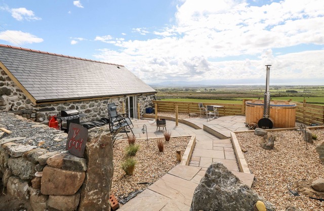 TY COCH, pet friendly, character holiday cottage in Trefor