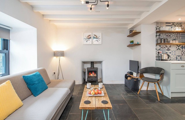 Ty Cranc Mawr, Holiday Cottage Solva, Sleeps 6, 2 bedrooms, bathrooms