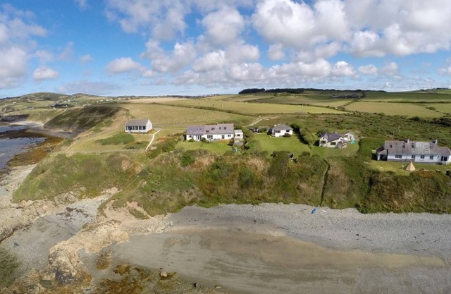Ty Deryn Y Mor - a sea view that sleeps 6 guests in 2 bedrooms
