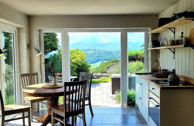 Ty Farm Retreat - Farmhouse Studio - Mountain View