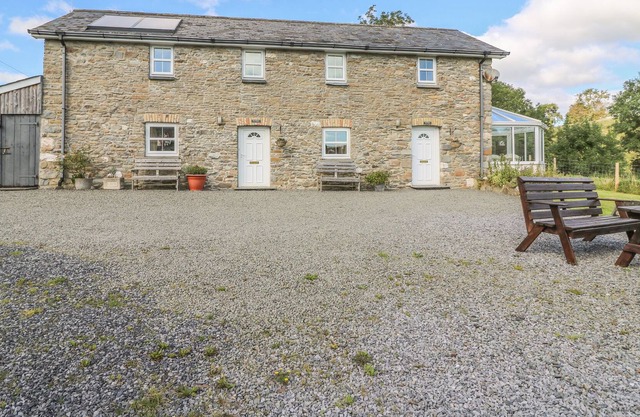 Ty Fferm, LLANLLWNI