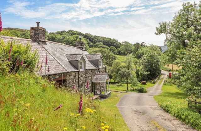 TY GLAN YR AFON, pet friendly, with open fire in Dolgellau