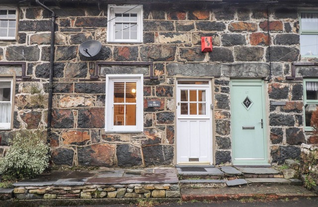 TY GLYN, pet friendly, character holiday cottage in Beddgelert