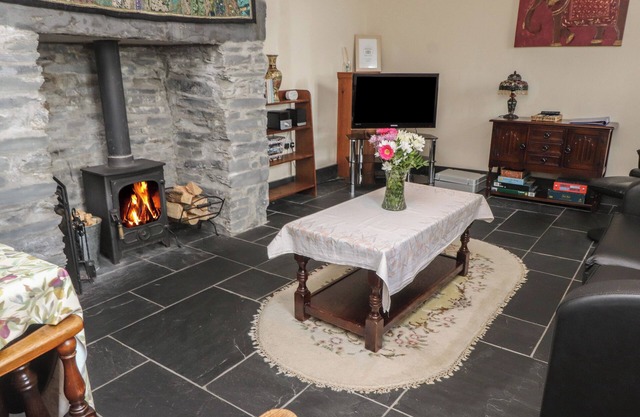 TY LLUGWY, romantic, character holiday cottage in Betws-Y-Coed