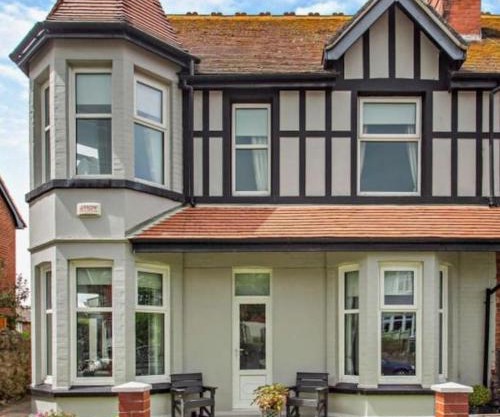 Ty Llwyd - Luxury holiday home sleeping 8, Hot Tub available
