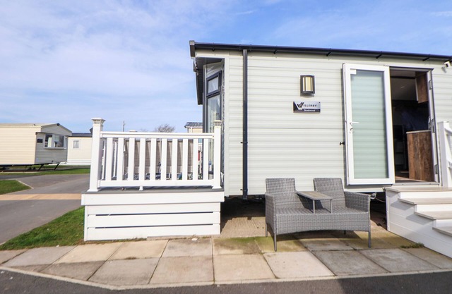 TY MAWR RETREAT, family friendly, country holiday cottage in Towyn