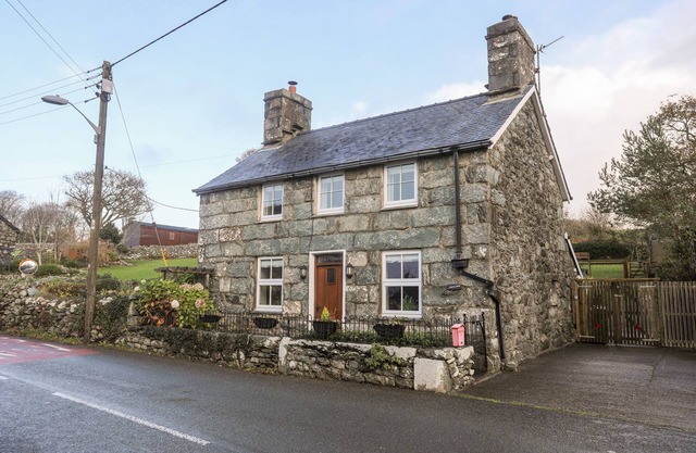 TY'N Y CLAWDD, pet friendly, with hot tub in Dyffryn Ardudwy