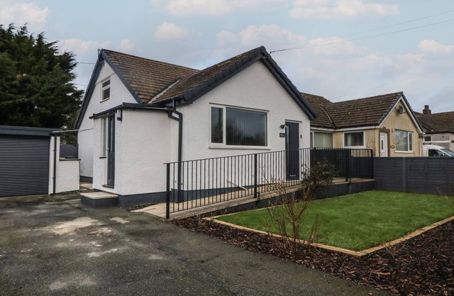 TY NAIN, pet friendly, with open fire in Llanfairpwllgwyngyll