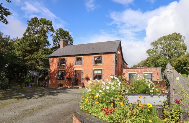 Ty Newydd, LLANGADFAN