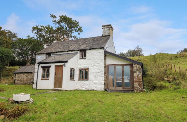 TY NEWYDD UCHAF, pet friendly, character holiday cottage in Dolgellau